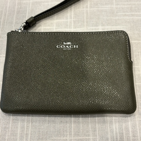 Coach Corner Zip Wristlet In Cargo Green - Picture 2 of 8